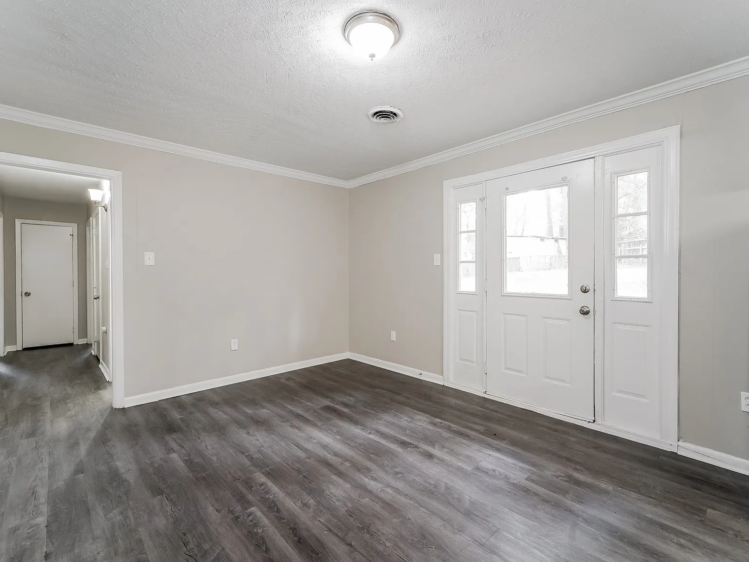 3 bed, 1.5 bath, 1346 sqft, $1,045 — Photo 3