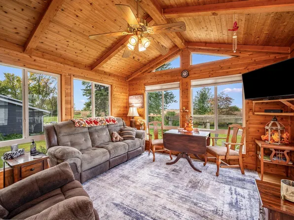 906 Summit Dr, Fairmont, MN 56031