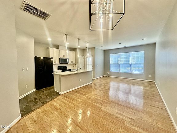 4th image of 542 Writers Way