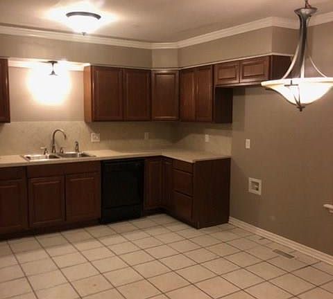 2nd image of 319 N Elm Pl