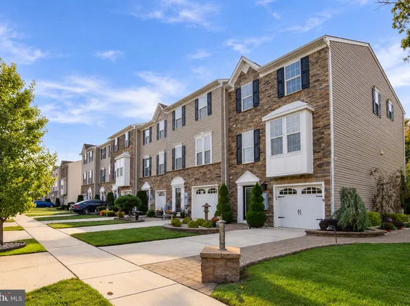 10 Village Green Ln, Sicklerville, NJ 08081