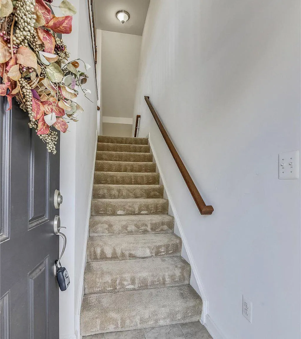 3 bed, 3.5 bath, 2540 sqft, $3,300 — Photo 2