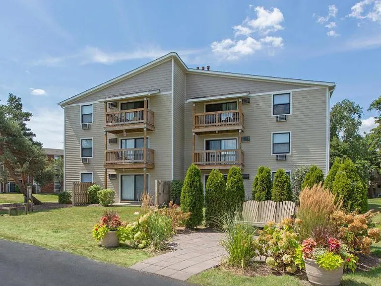 Barrington Lakes Apartments — Photo 4