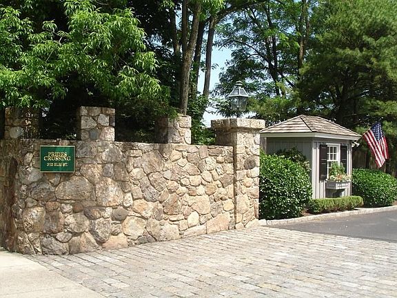 Prides Crossing Entry-800