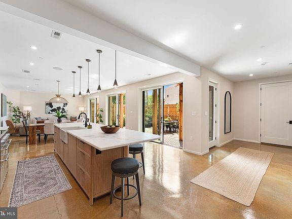 4th image of 21 Overbeck Aly NE