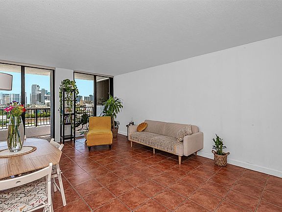 4th image of 555 NE 15th St APT 12K