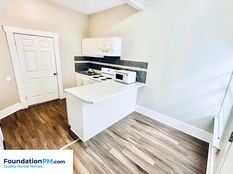 2106 Court Ave — Photo 5