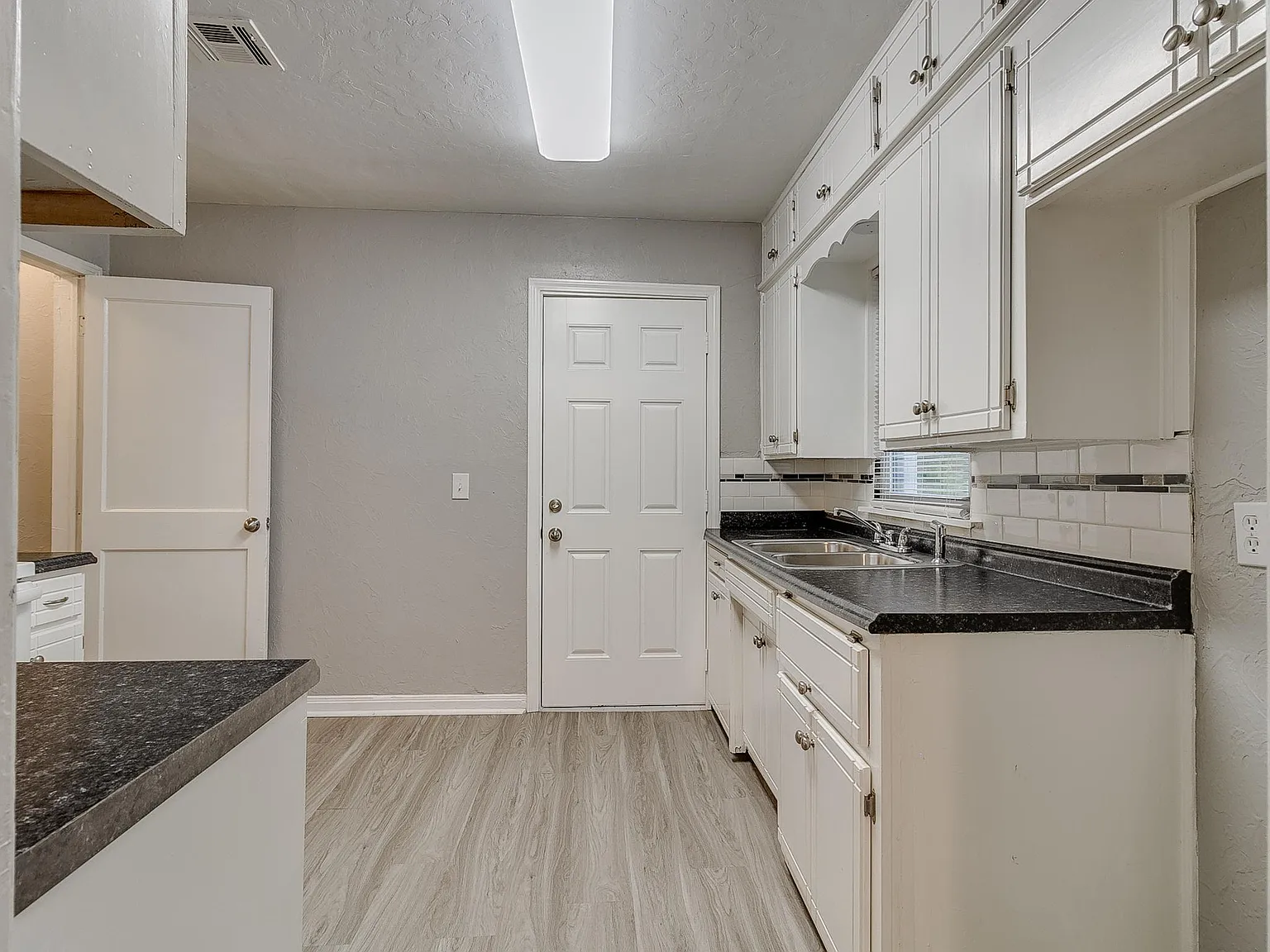 213 W Jacobs Drive — Photo 4