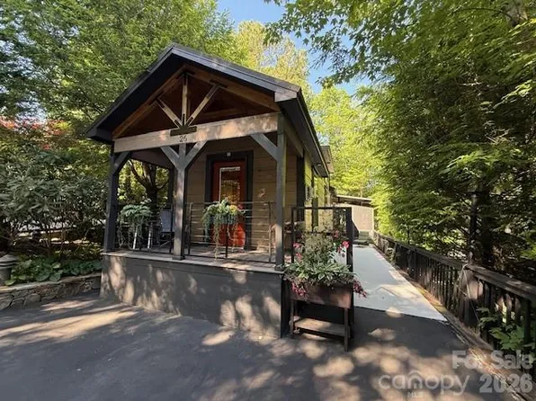 26 S Cumberland Dr, Lake Toxaway, NC 28747