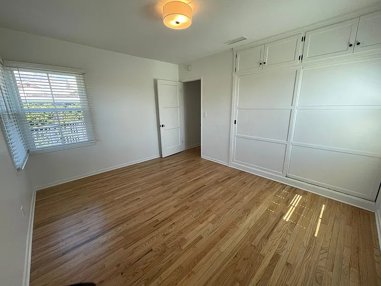 Large bedroom 1