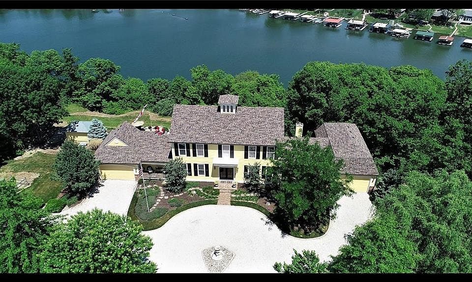 This private retreat has everything you want...Great views of the water, yet a quiet and peaceful location.