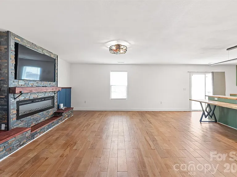 1232 Phifer Rd — Photo 3