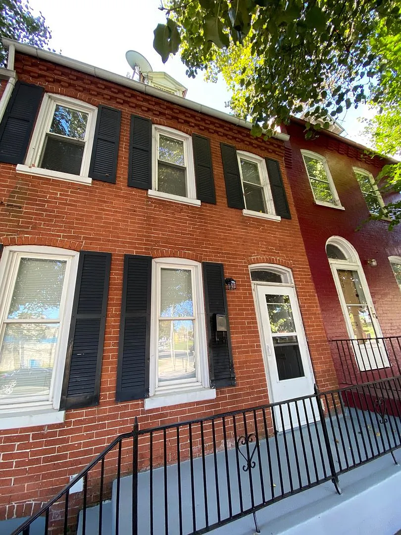 Lovely Four Bedroom House in Lancaster City with Fenced in Backyard — Photo 2