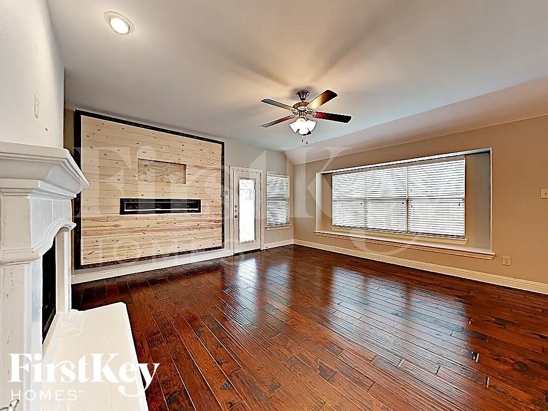 4 bed, 2.0 bath, 1964 sqft, $2,605 — Photo 2
