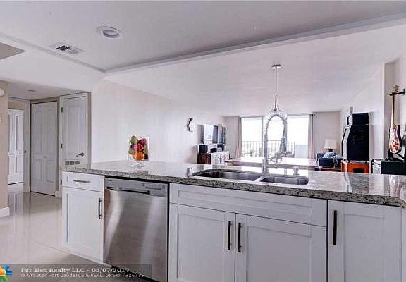 Home For Sale In Commodore Plaza