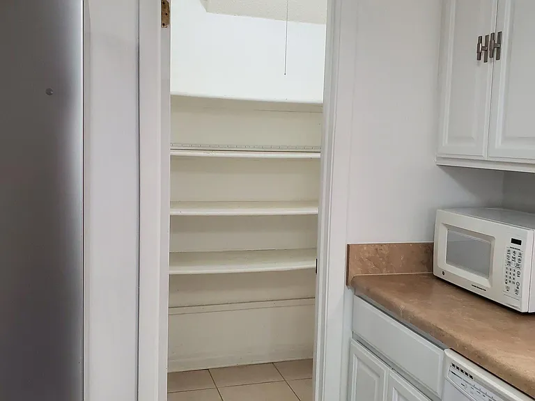 3417 SW 28th Ter #D — Photo 11