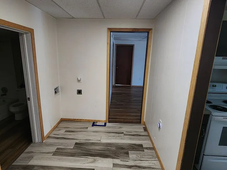 227 SE Eisenhower St #E — Photo 15