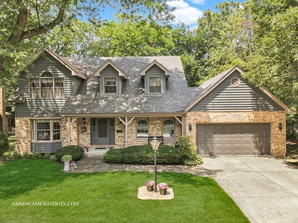 114 N Gables Blvd, Wheaton, IL 60187