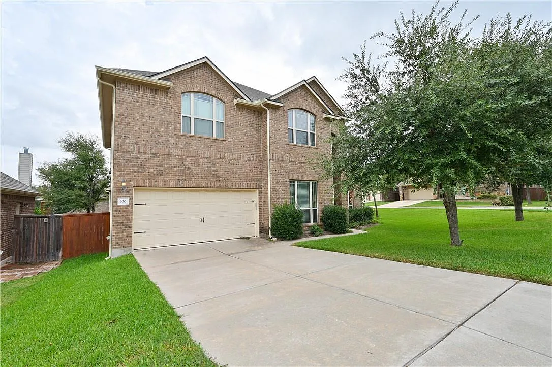 5 bed, 3.5 bath, 3918 sqft, $3,195 — Photo 2