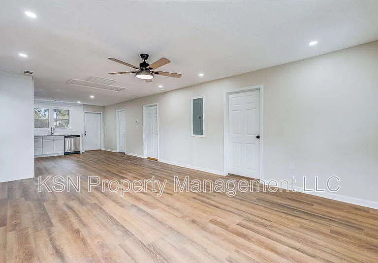2032 Eppinger St — Photo 3