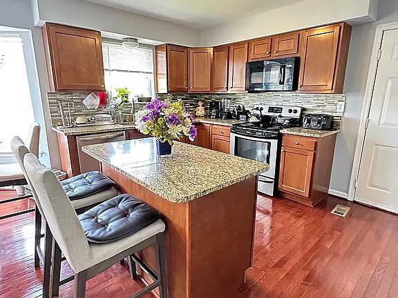 3rd image of 7710 Willow Hill Dr