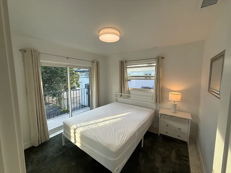 421 SW 9th St #3 — Photo 5
