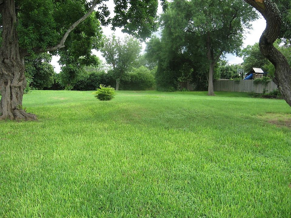 Beautiful lot in prestigious neighborhood