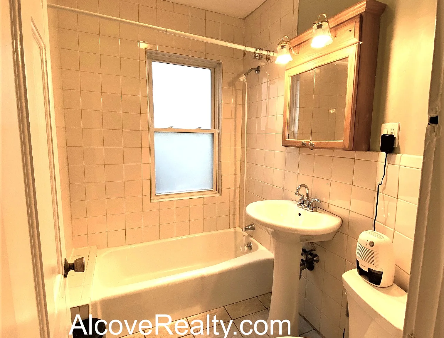 3 bed, 1.5 bath, $4,200 — Photo 3