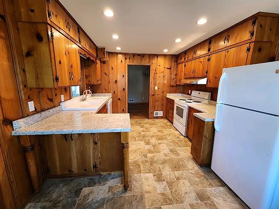 kitchen with electric stove/oven, dishwasher, refrigerator