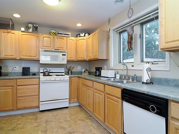 4th image of 833 Lange St
