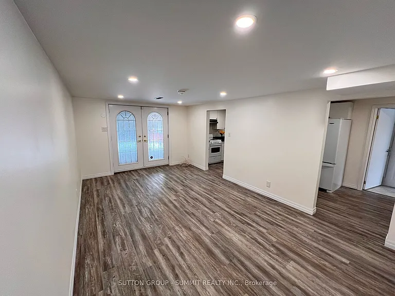 577 Oshawa Blvd N — Photo 5