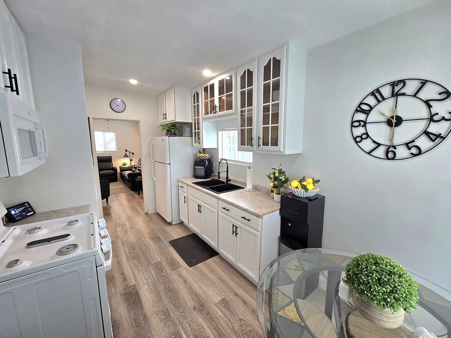 2 bed, 650 sqft, $1,975 — Photo 3