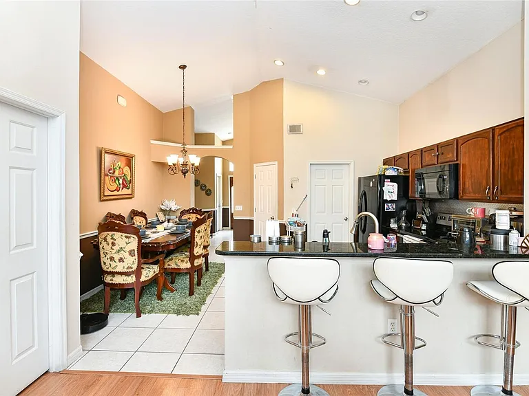 436 Lake Shore Pkwy — Photo 4