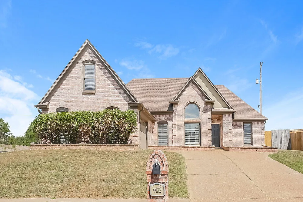 3 bed, 2.0 bath, 2051 sqft, $2,300 — Photo 1