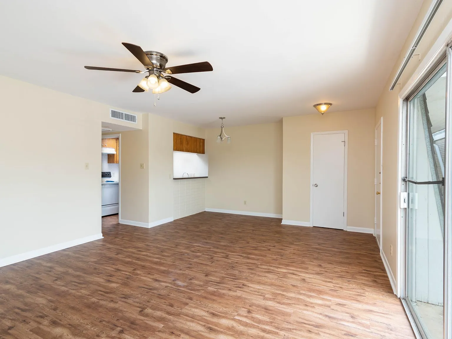 2 bed, 750 sqft, $950 — Photo 2