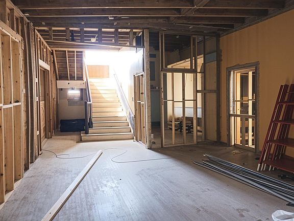 4th image of 1718 Victoria St