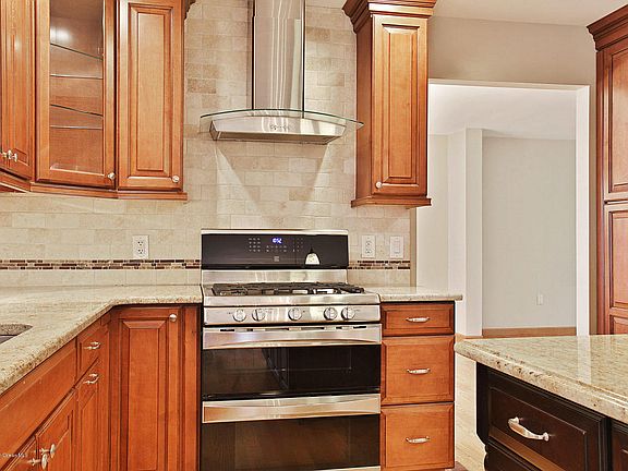 5th image of 7 London Ct