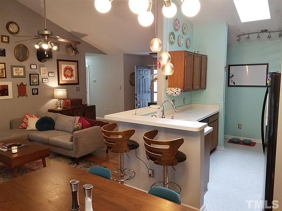 3rd image of 4704 Knightsbridge Way