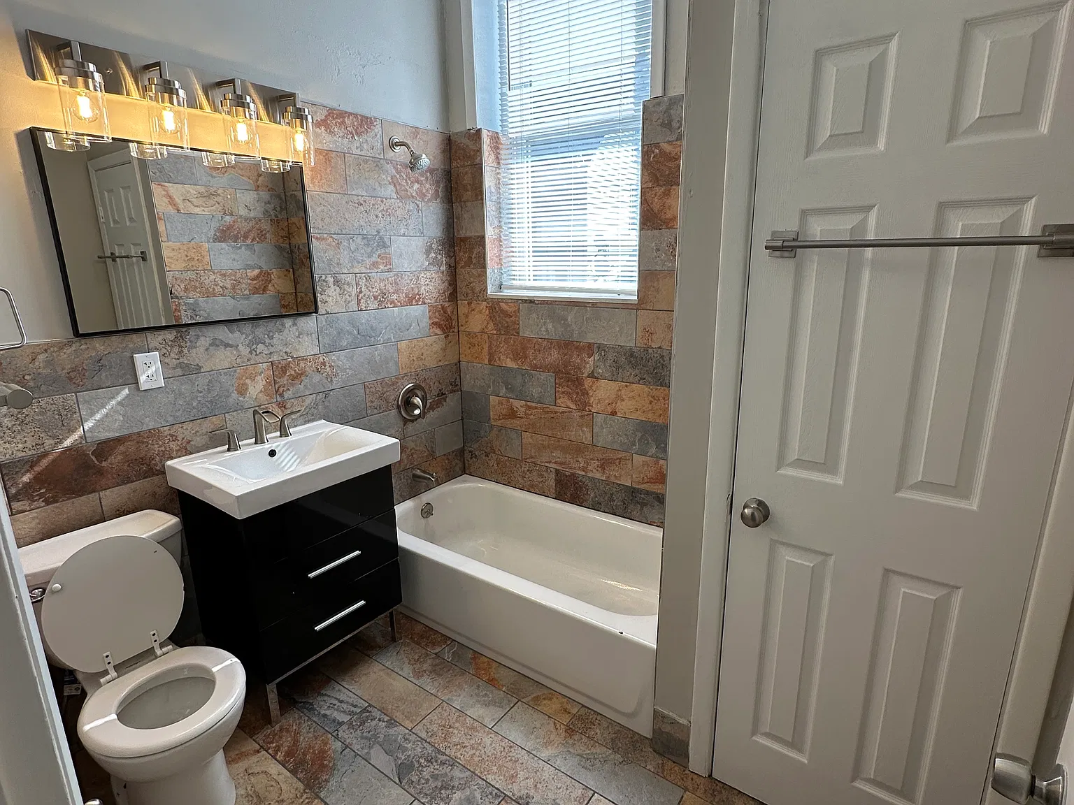 2 bed, 800 sqft, $1,100 — Photo 2