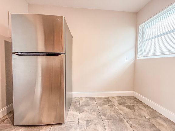 5th image of 825 3rd St