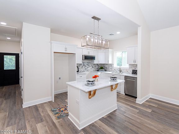 4th image of 105 E Eleanor St