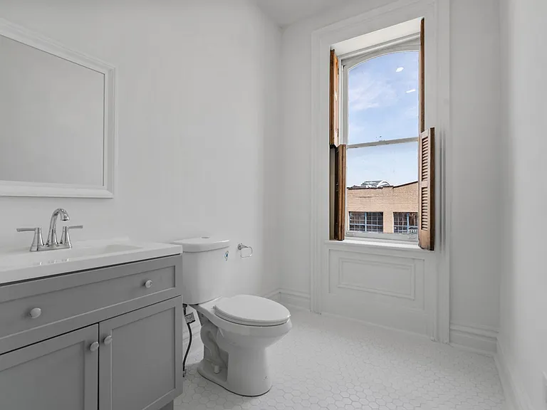 2306 E Carson St — Photo 8