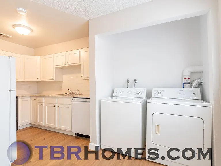 8656 W 62nd Pl — Photo 9
