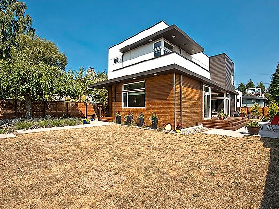 Nice big fully fenced yard! 