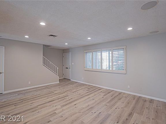 4th image of 578 Greenbriar Townhouse Way #4