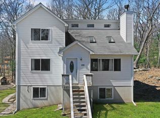 102 Nicole Ct, Dingmans Ferry, PA 18328