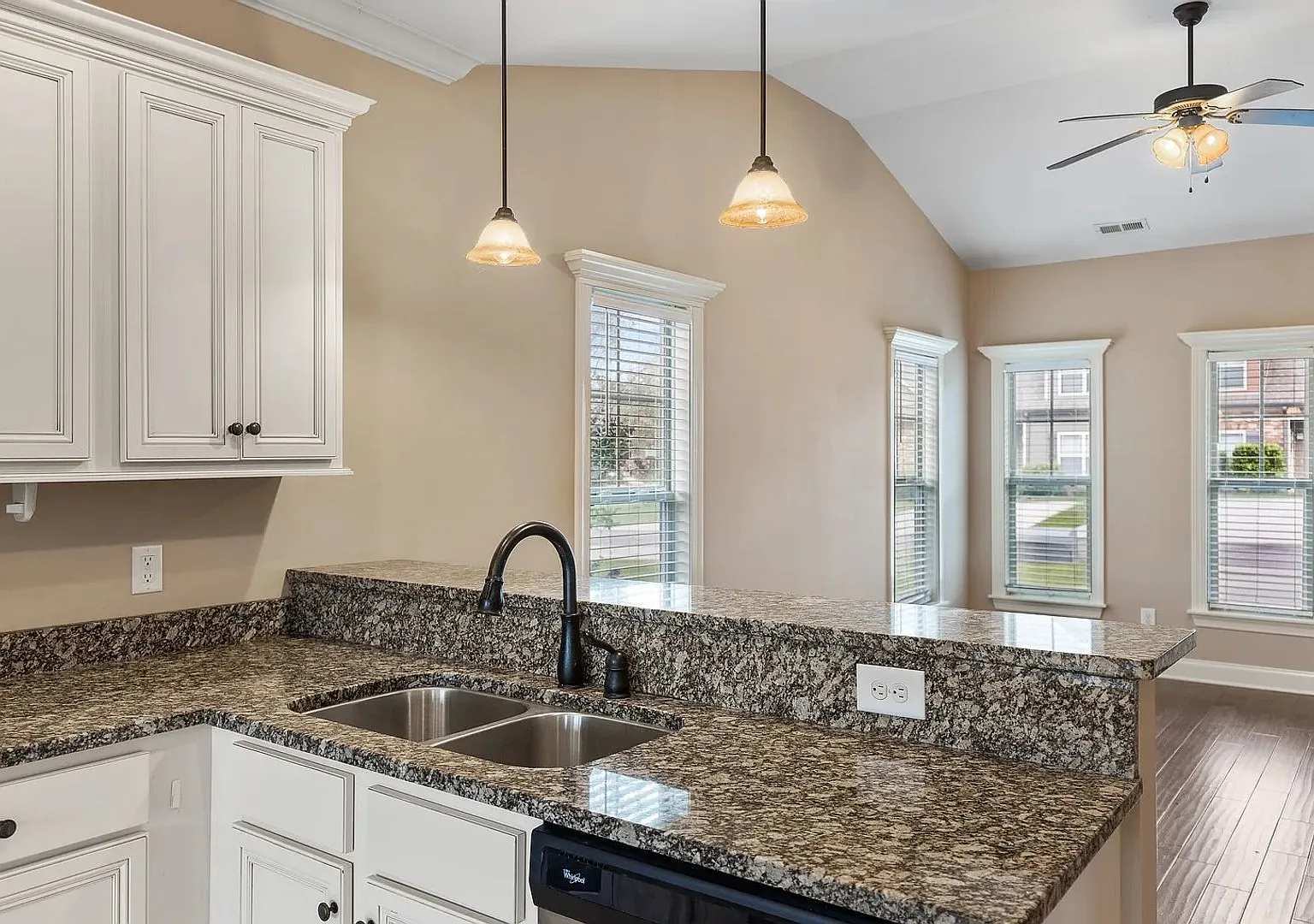 Gorgeous Fourplex Home - End Unit — Photo 4