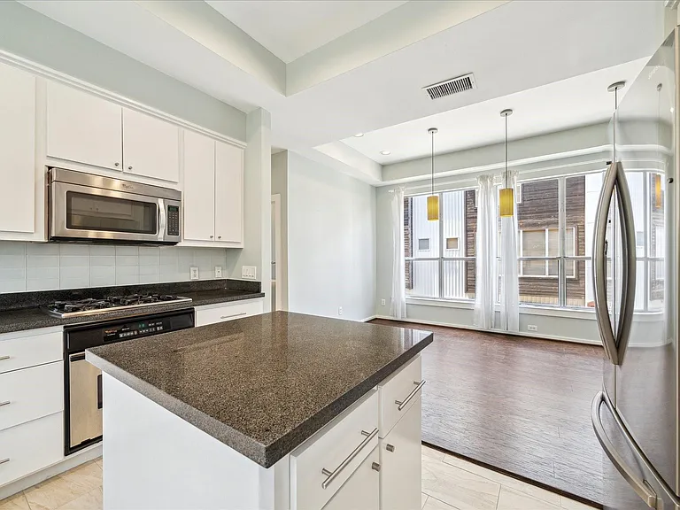 616 Lester St — Photo 10