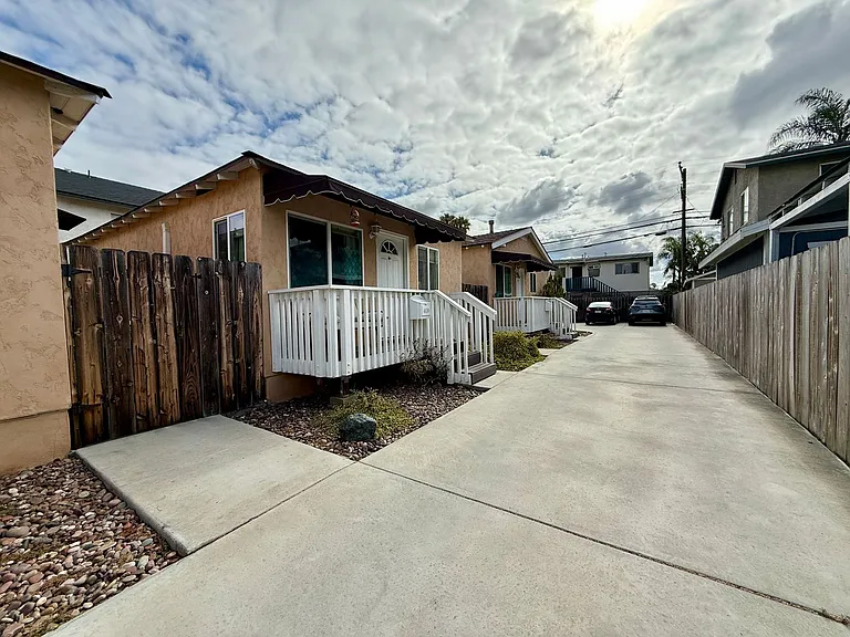 Modern Bungalow with W/D + A/C! Assigned Parking Included & 1 Garage Storage! — Photo 19