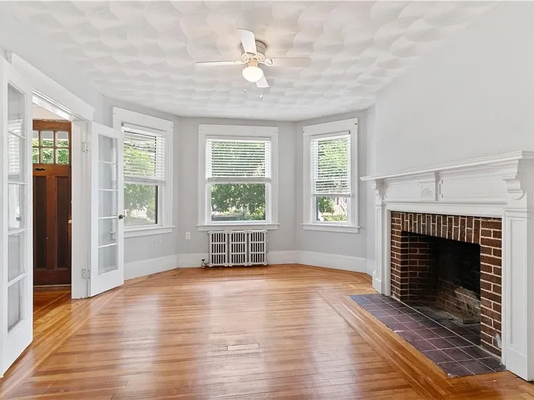 153 Irving Ave — Photo 4